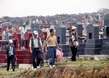 Quand est-ce que les Vietnamiens rendent hommage aux ancêtres?