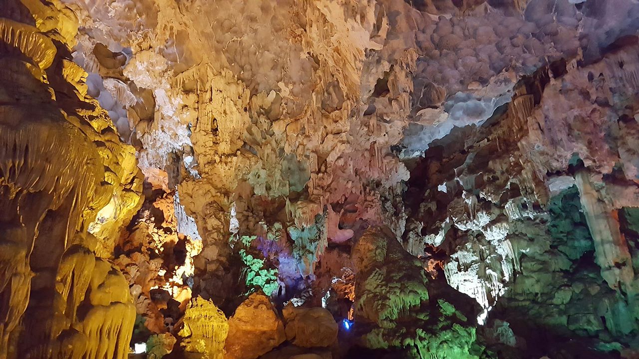 des lumieres colorees sur la grotte de sung sot