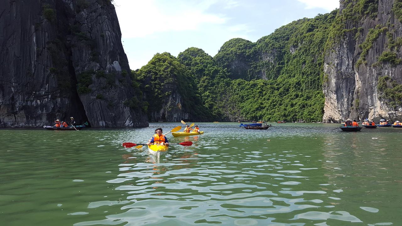 faire du kayak dans la baie d'halong