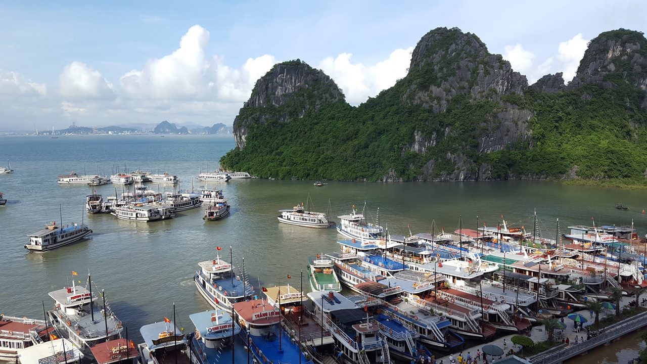 vue panoramique sur la baie à la sortie de la grotte